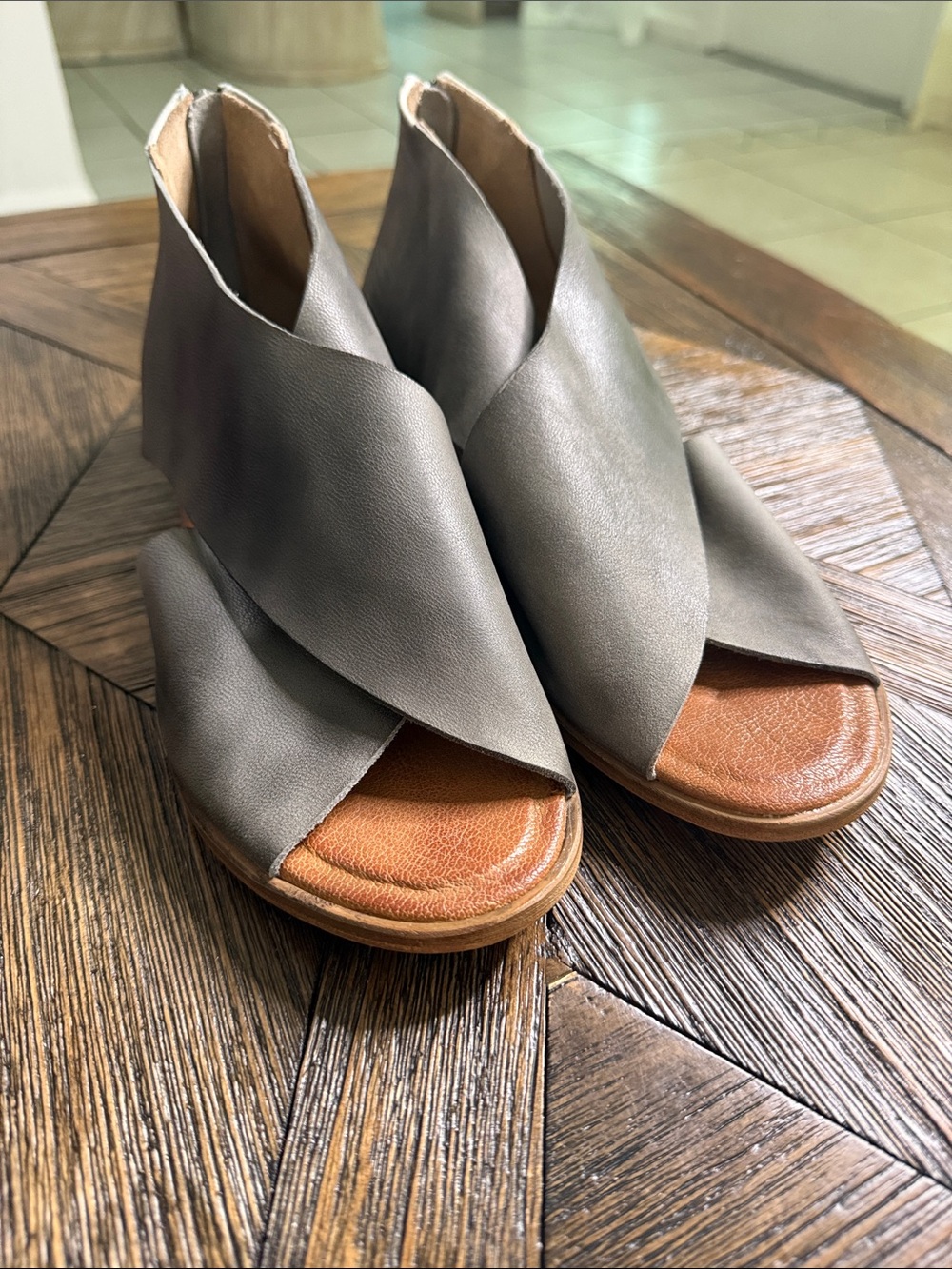 Roan by Bed|Stü Betty Gray Distressed Leather Sandals Sz 9.5 Back Zip